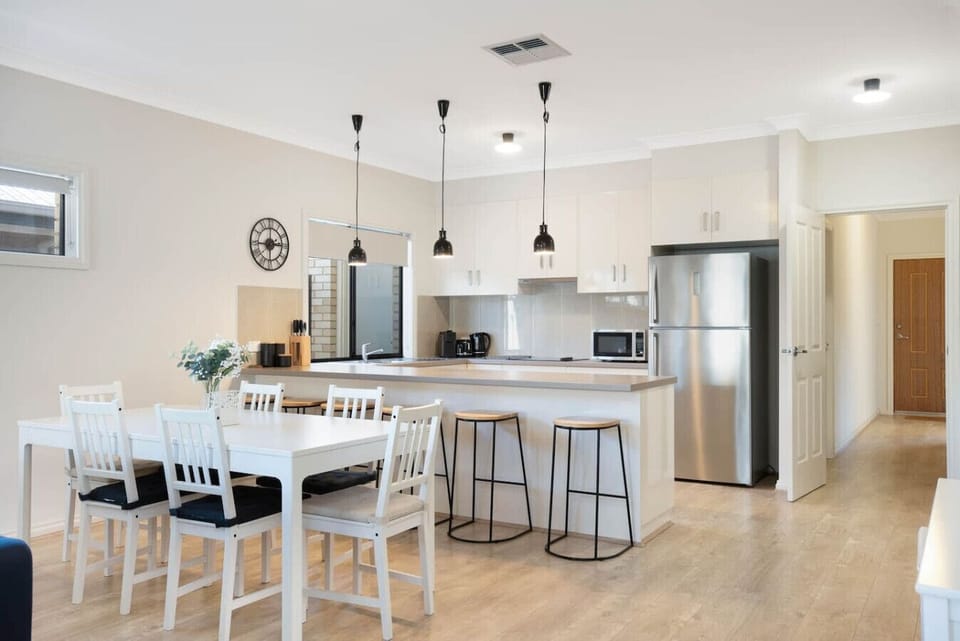 Gather around the six-seat dining table to enjoy relaxed meals together, or start the morning with coffee and breakfast at the kitchen counter before strolling to nearby cafés.