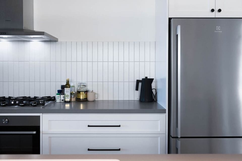Modern appliances and a practical layout make the kitchen easy to use, whether cooking simply or settling in for longer meals.