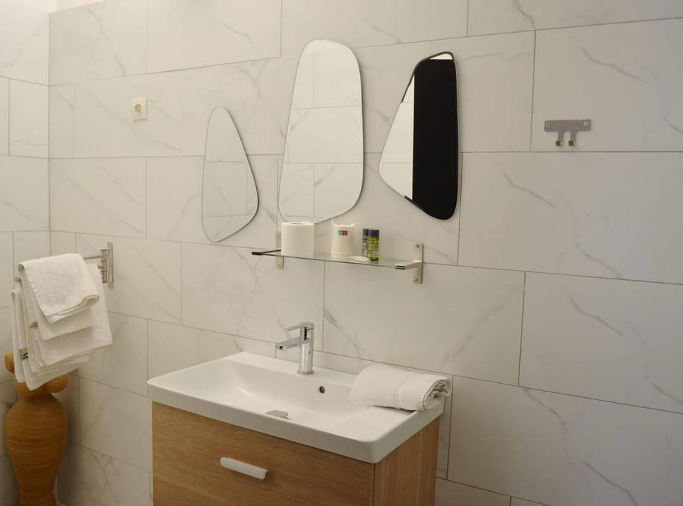 Room Superior VIP | Bathroom | Shower, free toiletries, hair dryer, towels