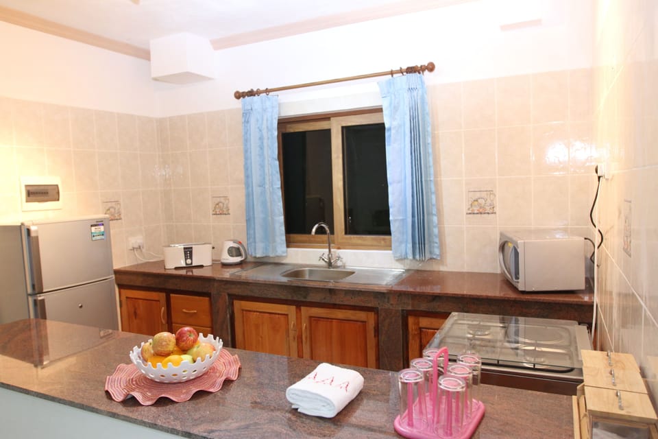 Full-size fridge, microwave, oven, stovetop