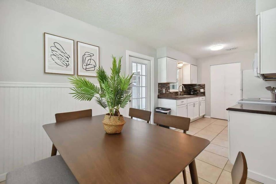 House, Multiple Beds, Kitchen, Garden View (37329 Magnolia Ave) | 3 bedrooms, individually decorated, individually furnished, bed sheets