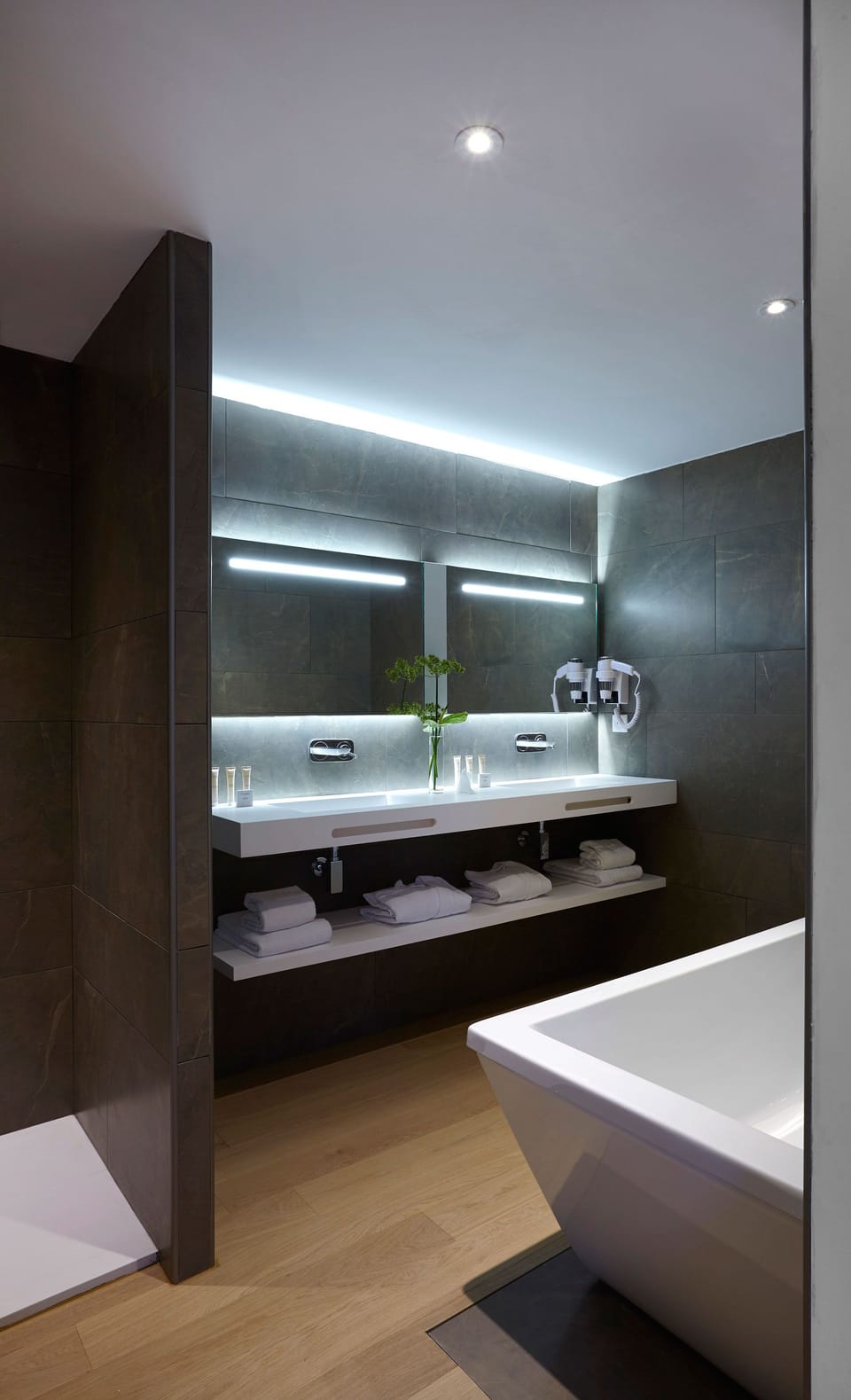 Junior Double Room | Bathroom | Free toiletries, hair dryer, towels
