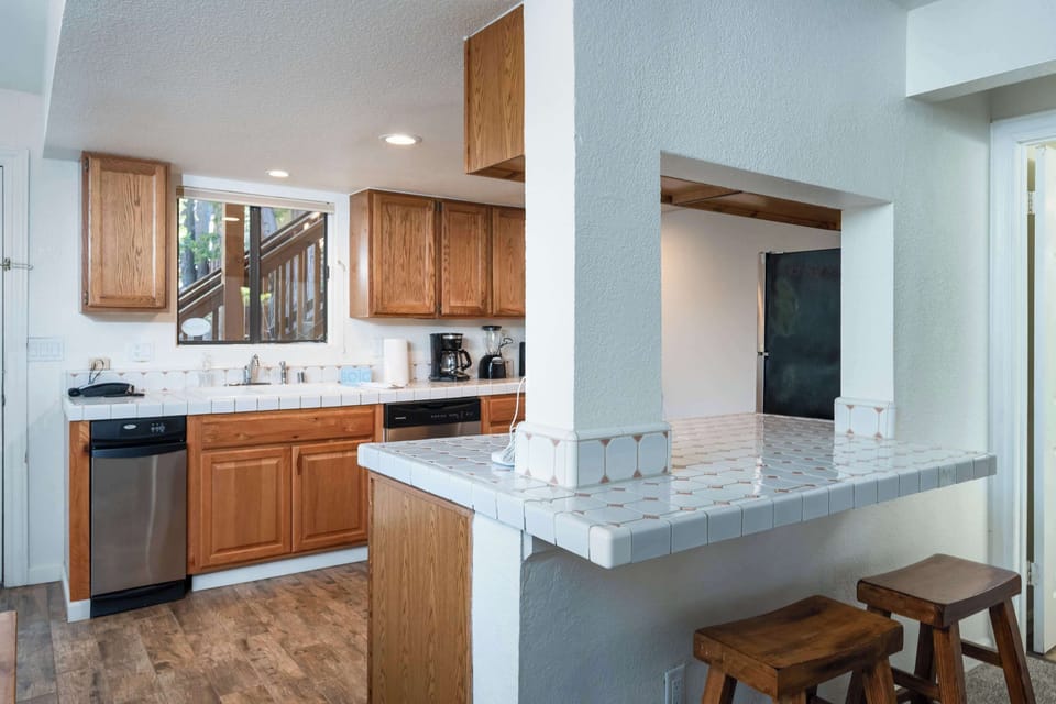 House, Multiple Beds, Patio, Mountain View (Yosemite Quail) | Private kitchen | Fridge, microwave, oven, stovetop
