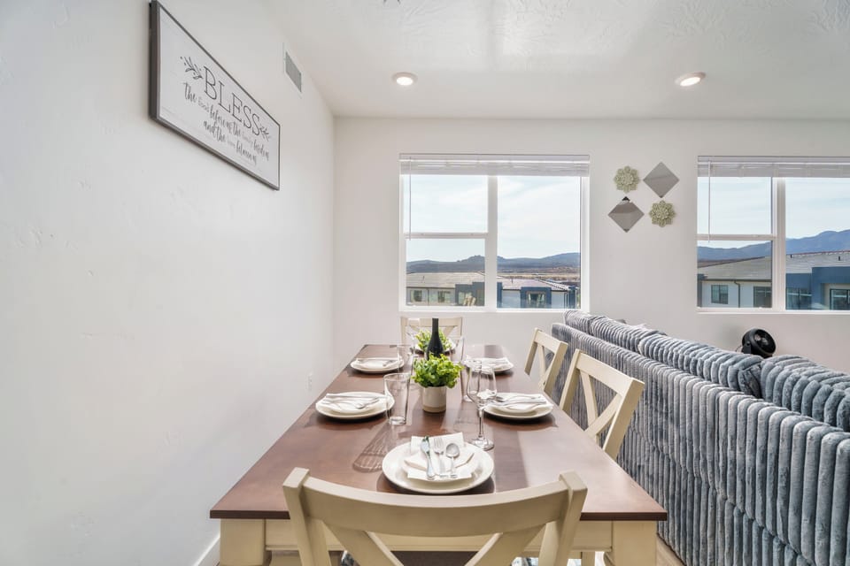 Dining room, seats 6