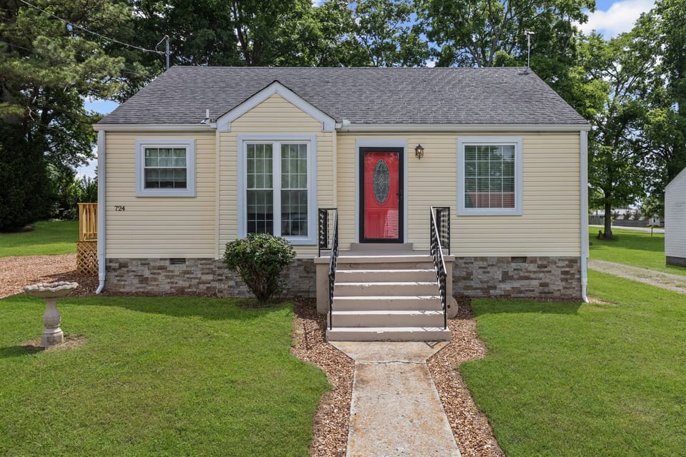 Cute modern cottage within walking distance to The Celebration and Cooper Steel Arena. Short drive to Nearest Green, Jack Daniels, George Dickel,  Bedford Co Airport, Tullahoma Airport and other great places.