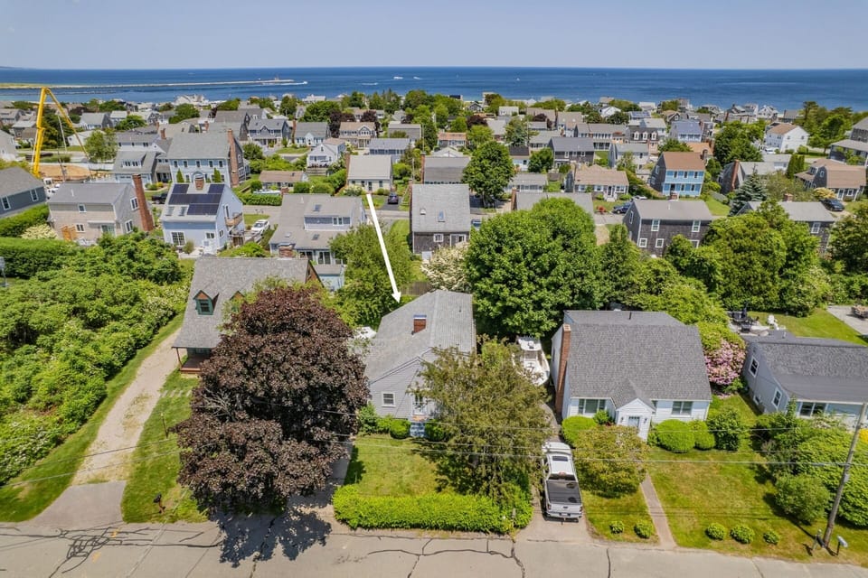 Aerial view of property to Town Neck Beach