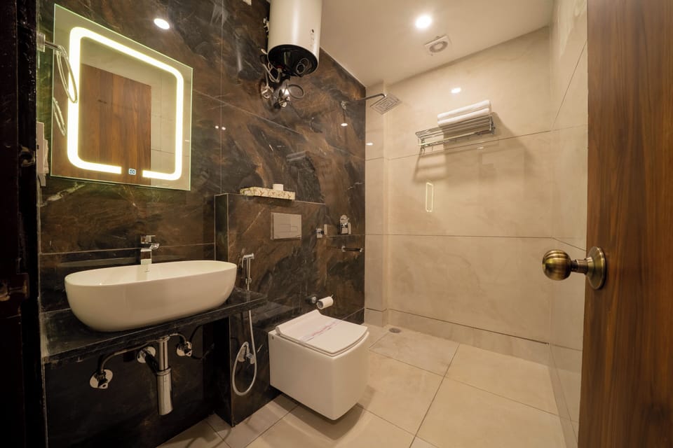 Shower, free toiletries, towels, shampoo