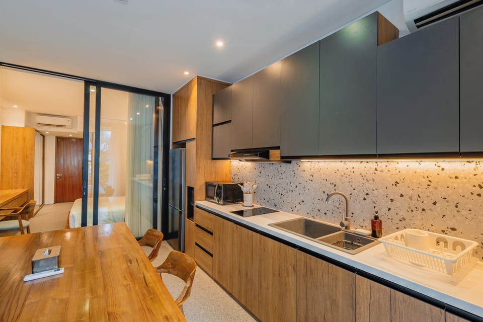 Deluxe Apartment | Private kitchen | Fridge, stovetop, dishwasher, cookware/dishes/utensils
