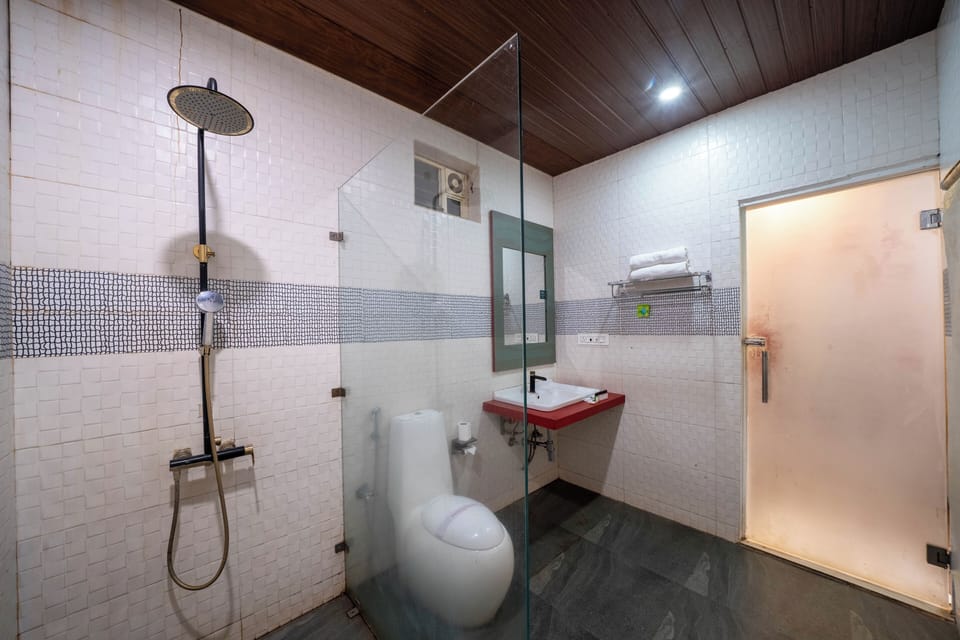 Deluxe Room, Balcony | Bathroom | Shower, towels, soap, shampoo