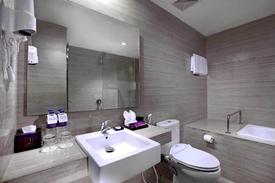Suite | Bathroom | Shower, free toiletries, hair dryer, bathrobes