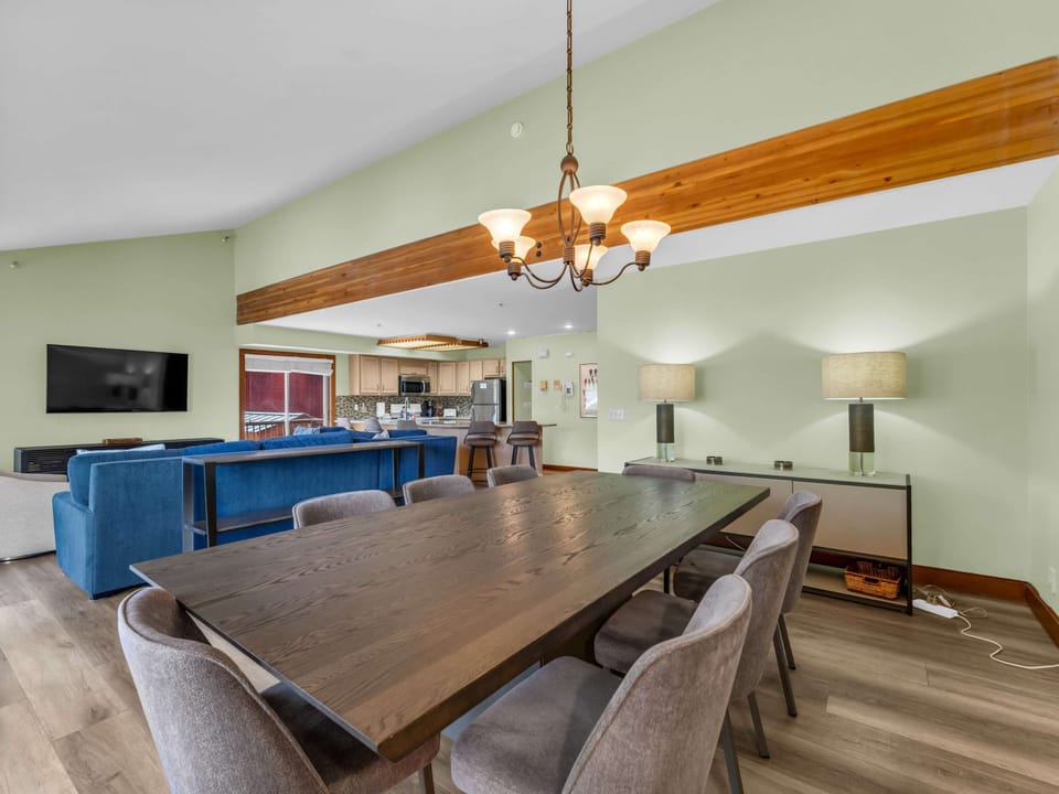 Dining area: Main floor, table seating for 8, bar seating for 5