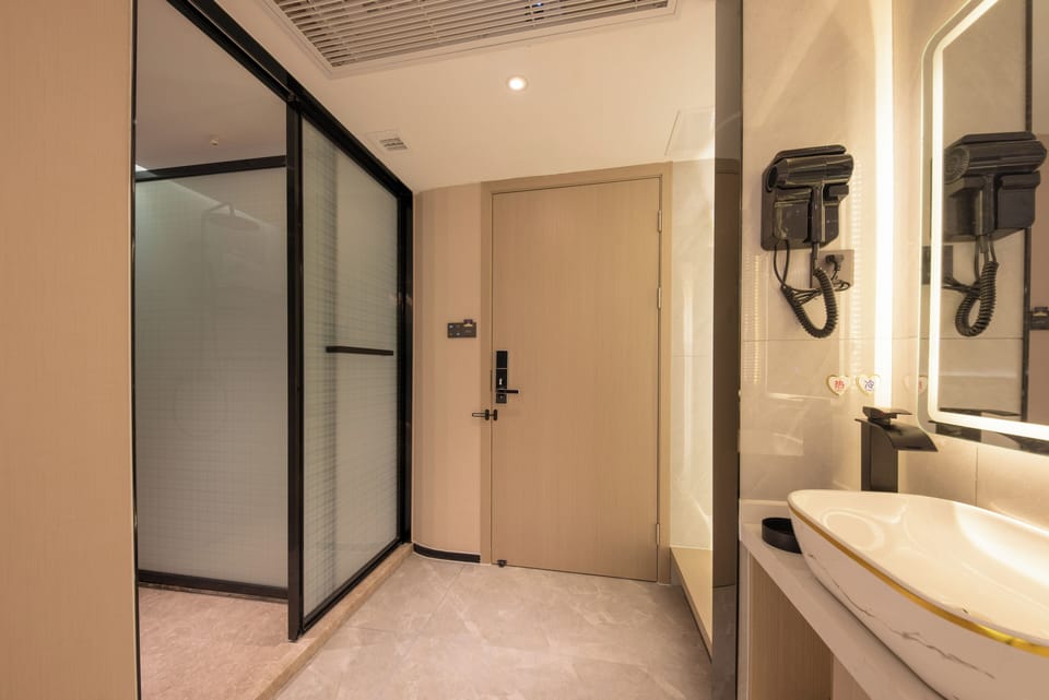 Executive Double Room, City View | Bathroom | Shower, hair dryer, slippers, towels
