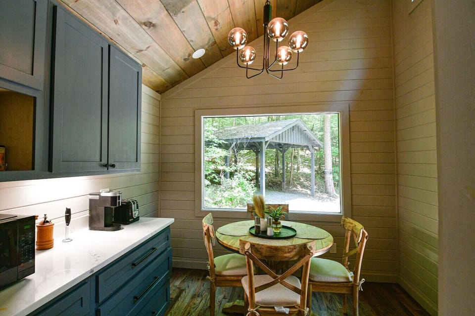 Luxury 2 br Cabin Rental with hot tub