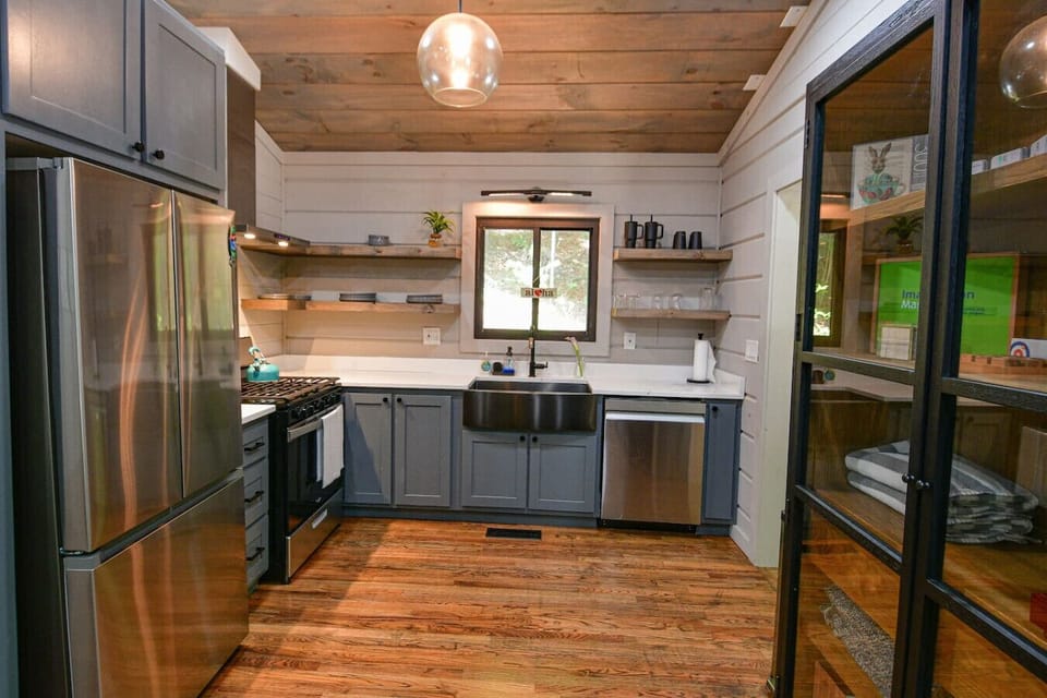 Luxury 2 br Cabin Rental with hot tub