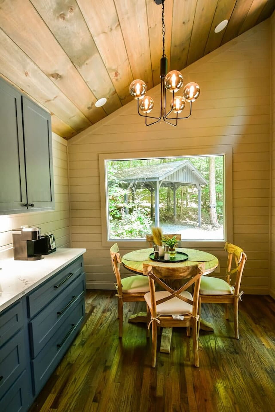 Luxury 2 br Cabin Rental with hot tub