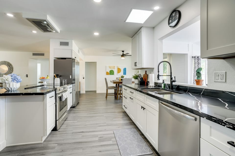 Kitchen | Drip Coffee Pot & Keurig | Toaster | Blender