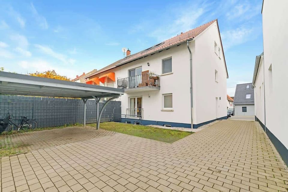 Du kannst hier unter dem Dach parken, oder auf dem Grünstreifen.