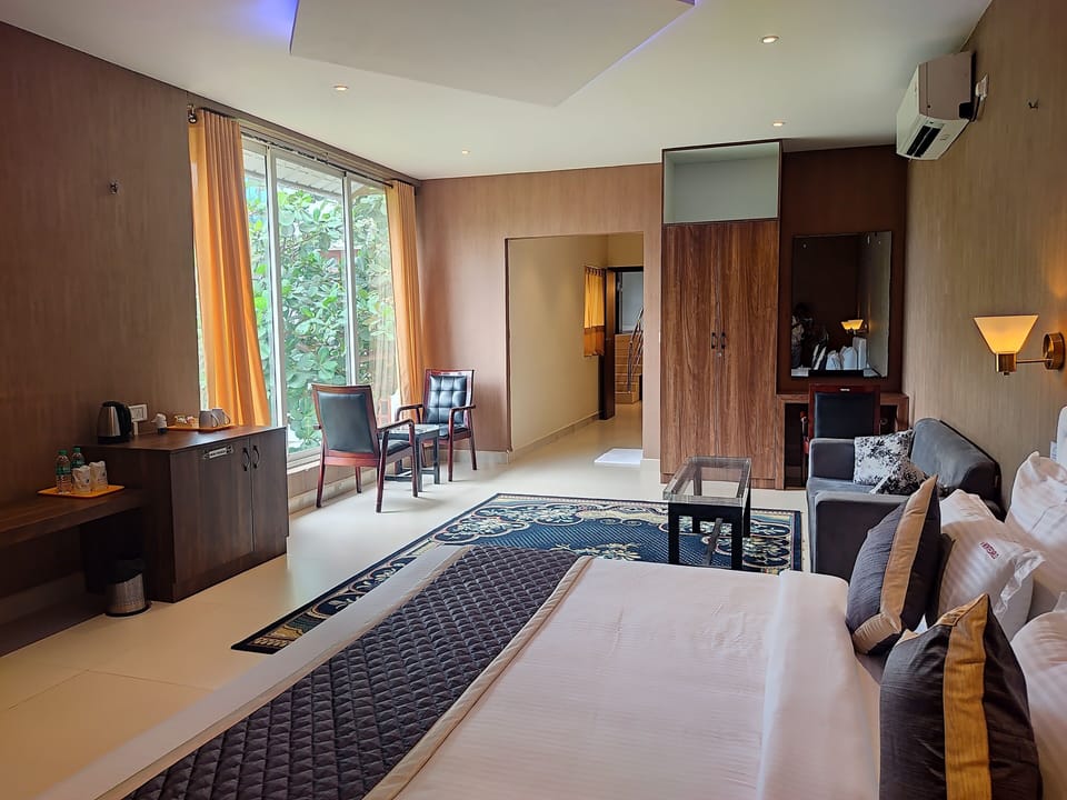 Deluxe Suite, Garden View | Living room