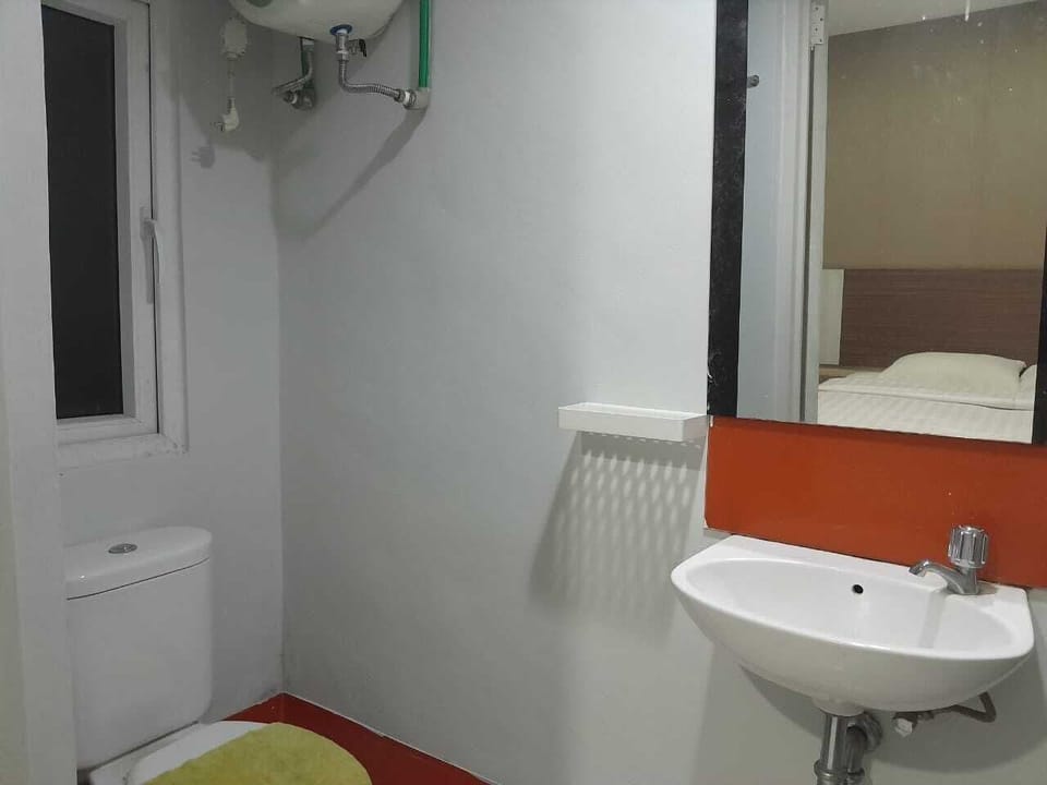 Standard Studio | Bathroom | Shower, rainfall showerhead, towels, soap