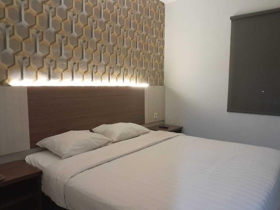 Standard Studio | Desk, bed sheets