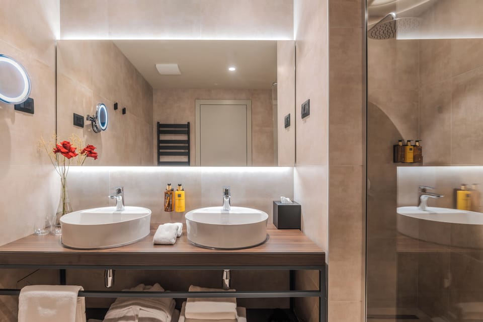 Deluxe Studio Suite | Bathroom | Bathtub, free toiletries, hair dryer, bathrobes