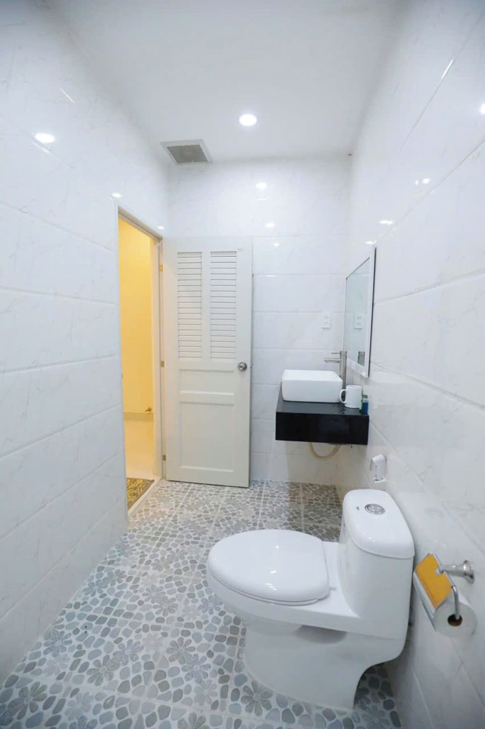 Shower, free toiletries, hair dryer, slippers