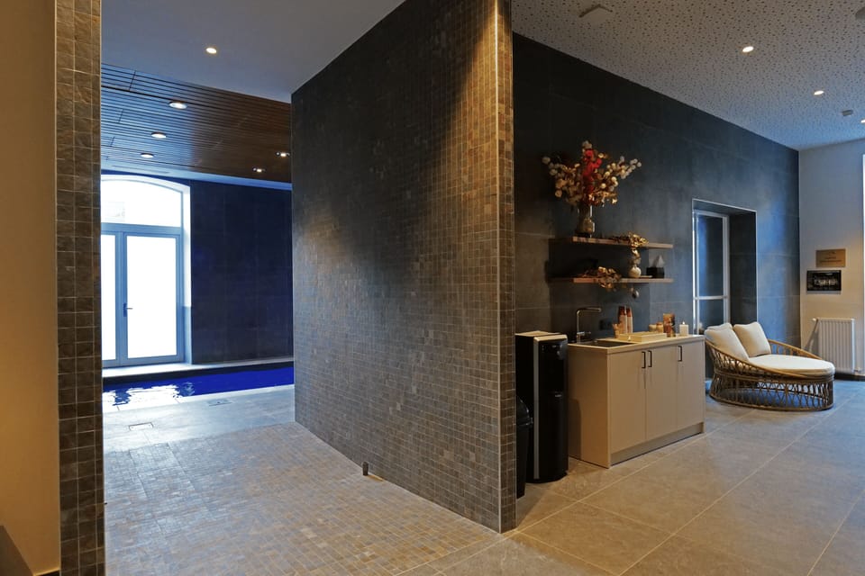 Couples treatment rooms, hot tub, steam room, Turkish bath