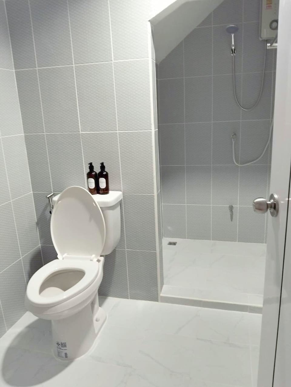 Deluxe Studio | Bathroom | Shower, bidet, towels, soap