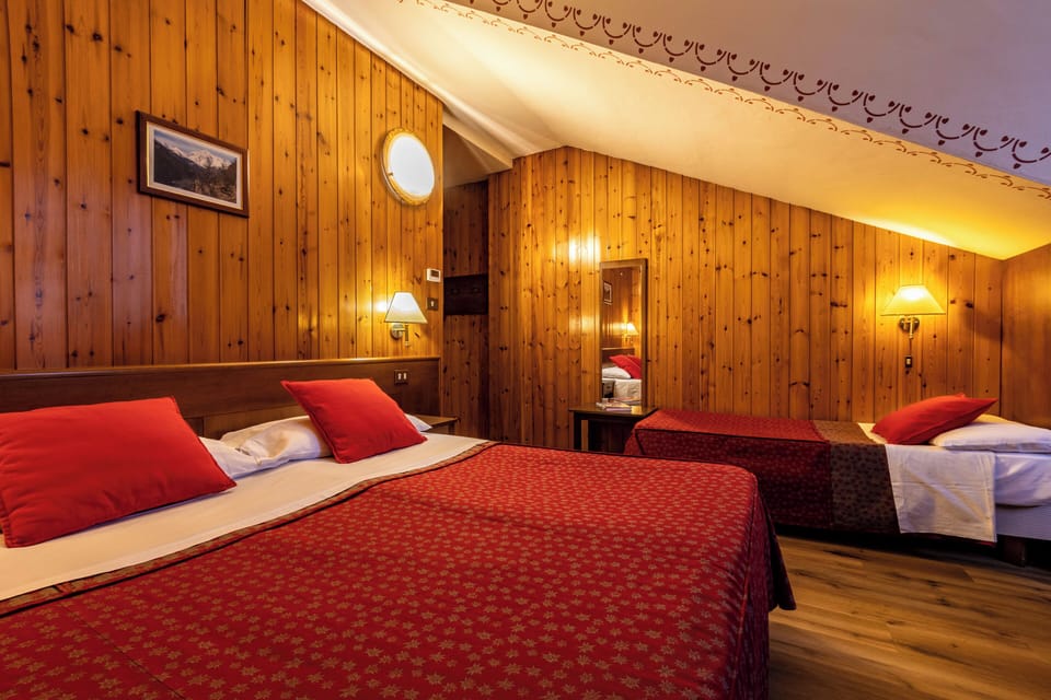 Triple Room | Desk, free WiFi