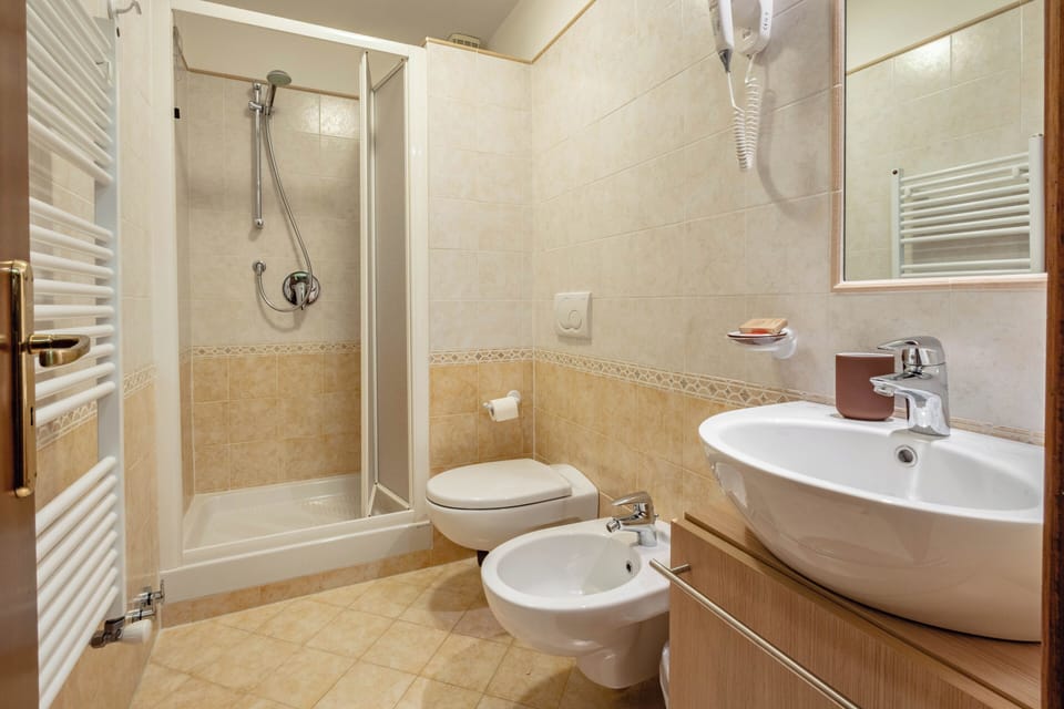 Basic Double or Twin Room | Bathroom | Free toiletries, towels