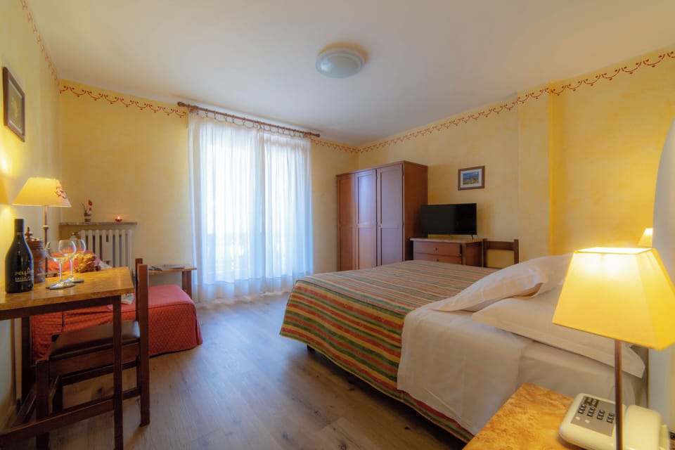 Double Room, Mountain View | Desk, free WiFi