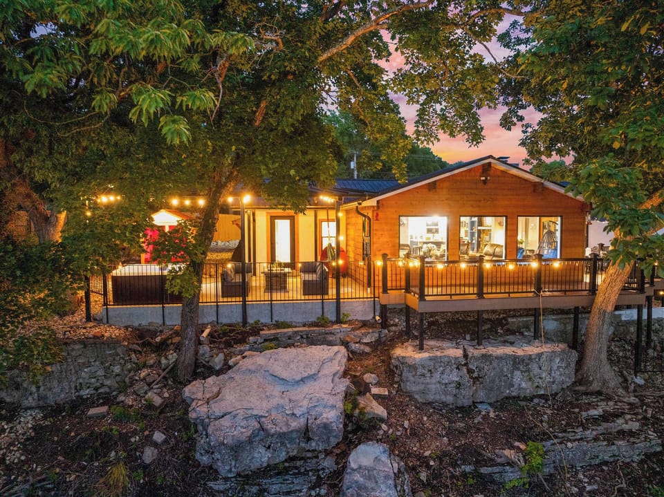 The home sits on the edge of the Ozark cliffs.