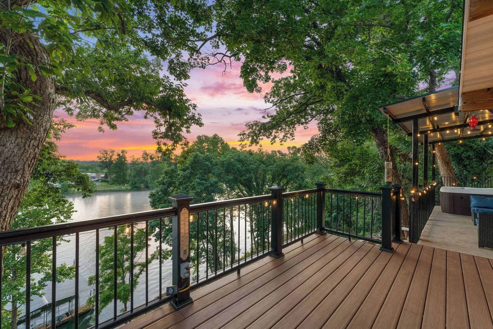 The views of Lake Taneycomo are amazing from the balcony!