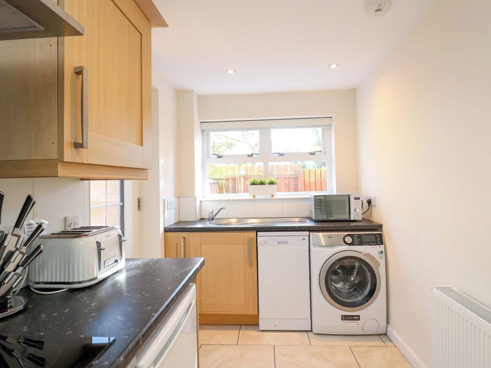 Cottage | Private kitchen | Fridge, microwave, dishwasher, toaster