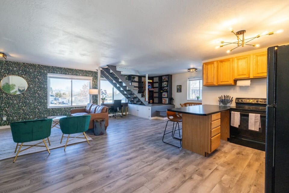 Open layout with kitchen and lounge for an easy gathering space