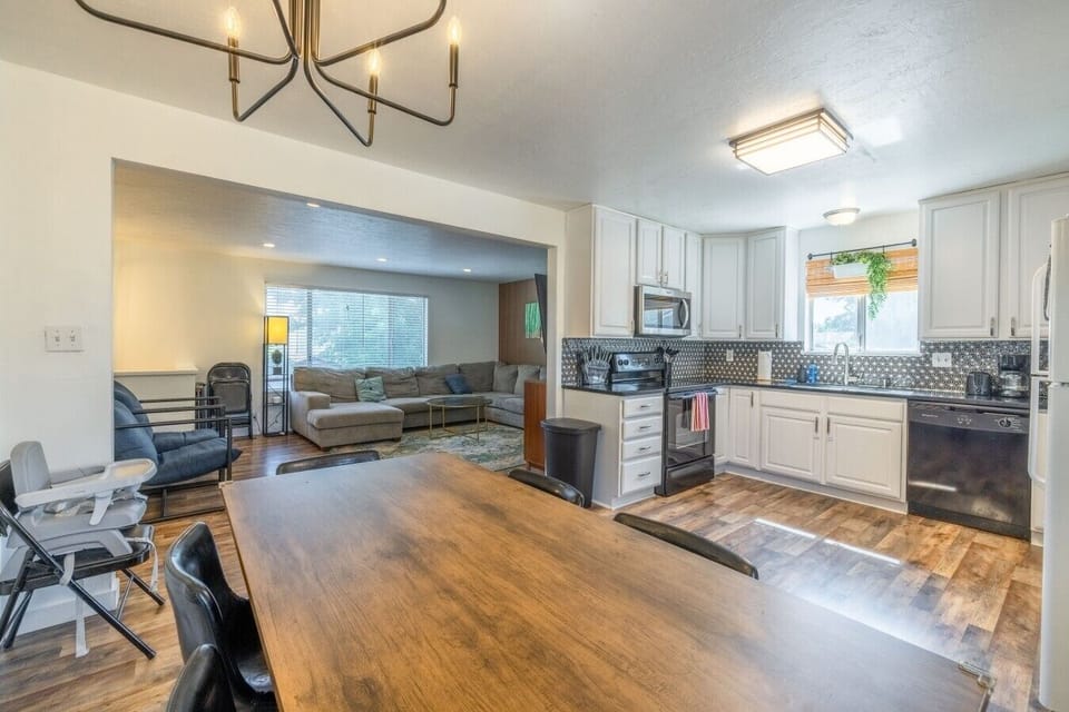 Open kitchen & dining combo