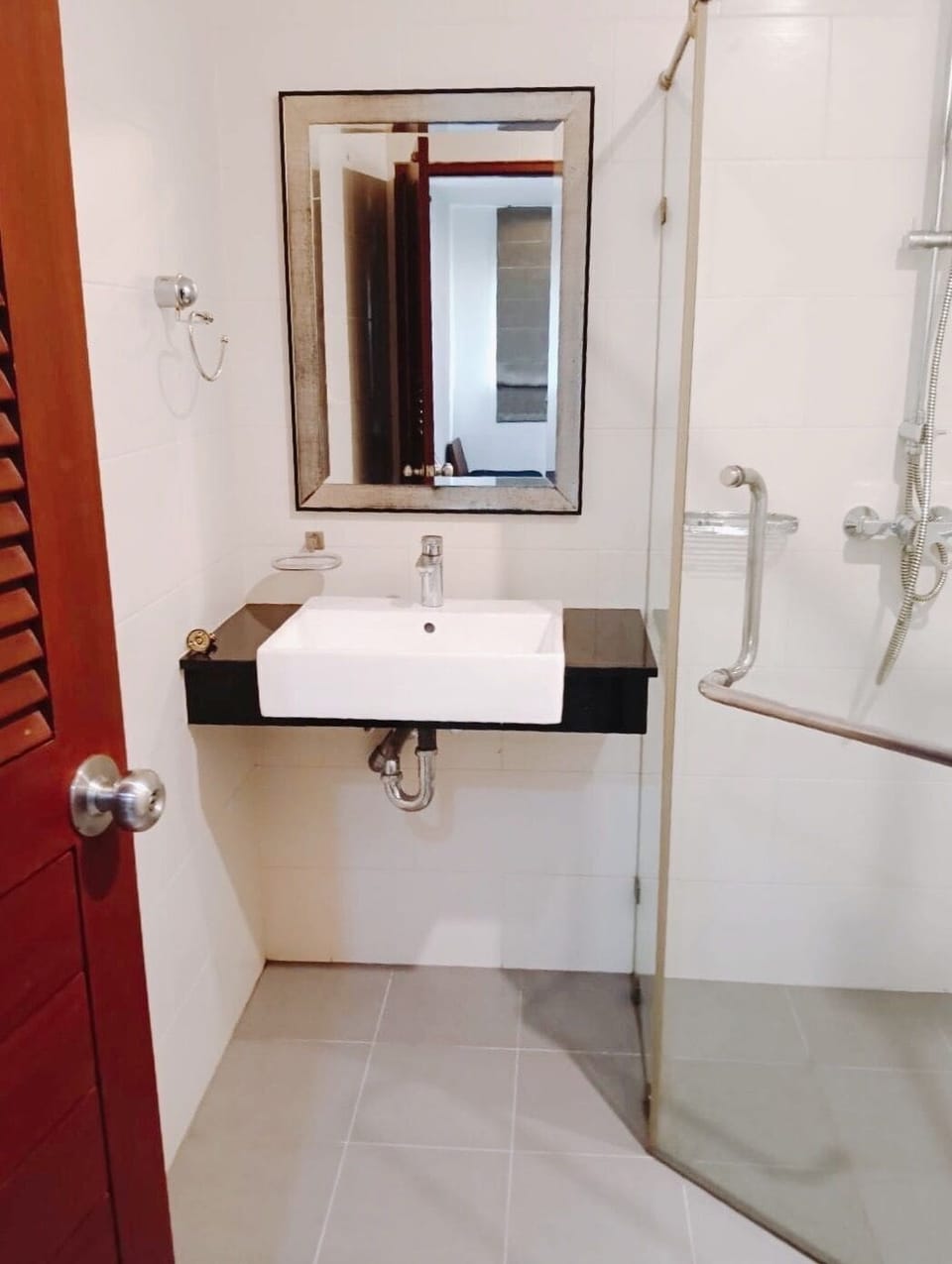 Studio | Bathroom | Bidet, towels, soap, shampoo