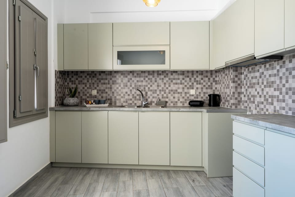 Comfort Studio, Balcony | Private kitchen | Mini-fridge, cookware/dishes/utensils