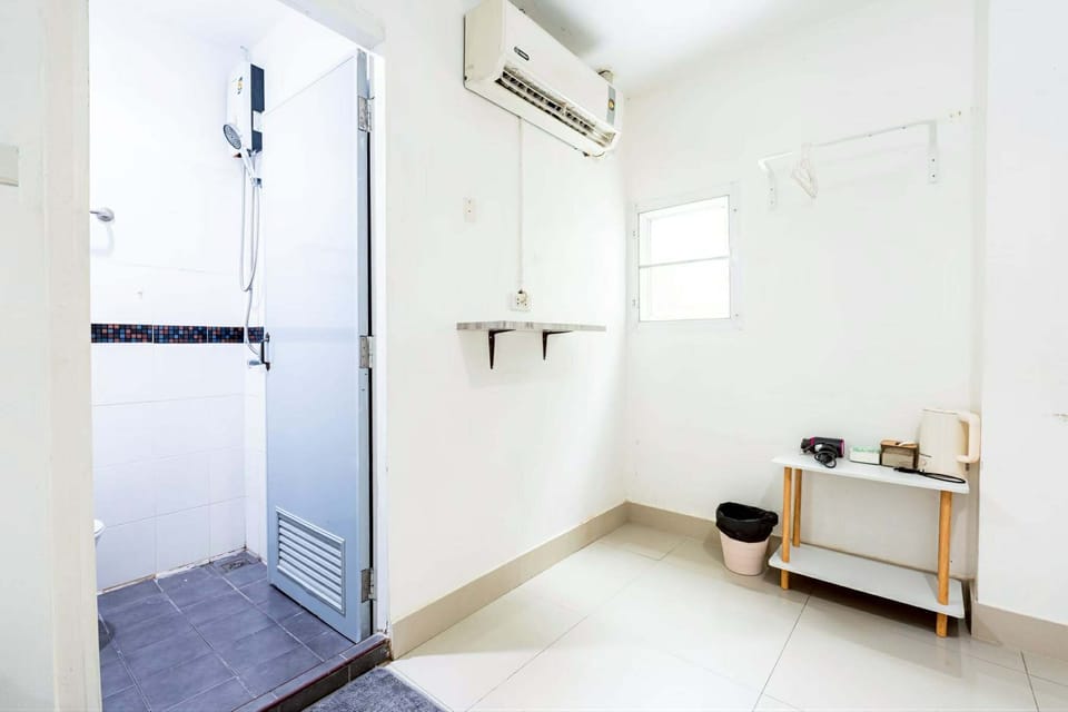 Studio | Bathroom | Shower, bidet, towels, soap
