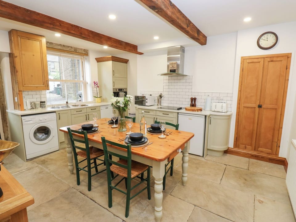 Cottage | Private kitchen | Fridge, microwave, dishwasher, toaster