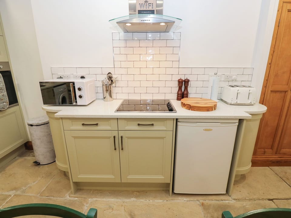 Cottage | Private kitchen | Fridge, microwave, dishwasher, toaster