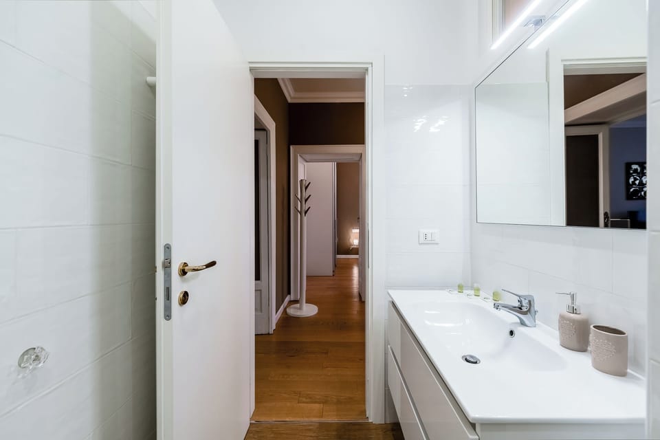 Deluxe Apartment | Bathroom | Shower, hair dryer, slippers, bidet