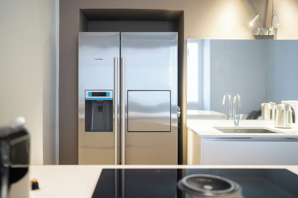 Deluxe Apartment | Private kitchen | Microwave, stovetop, cookware/dishes/utensils
