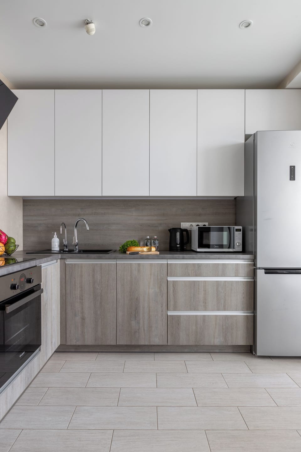 Apartment, Air conditioning, City View | Private kitchen | Full-size fridge, microwave, oven, stovetop