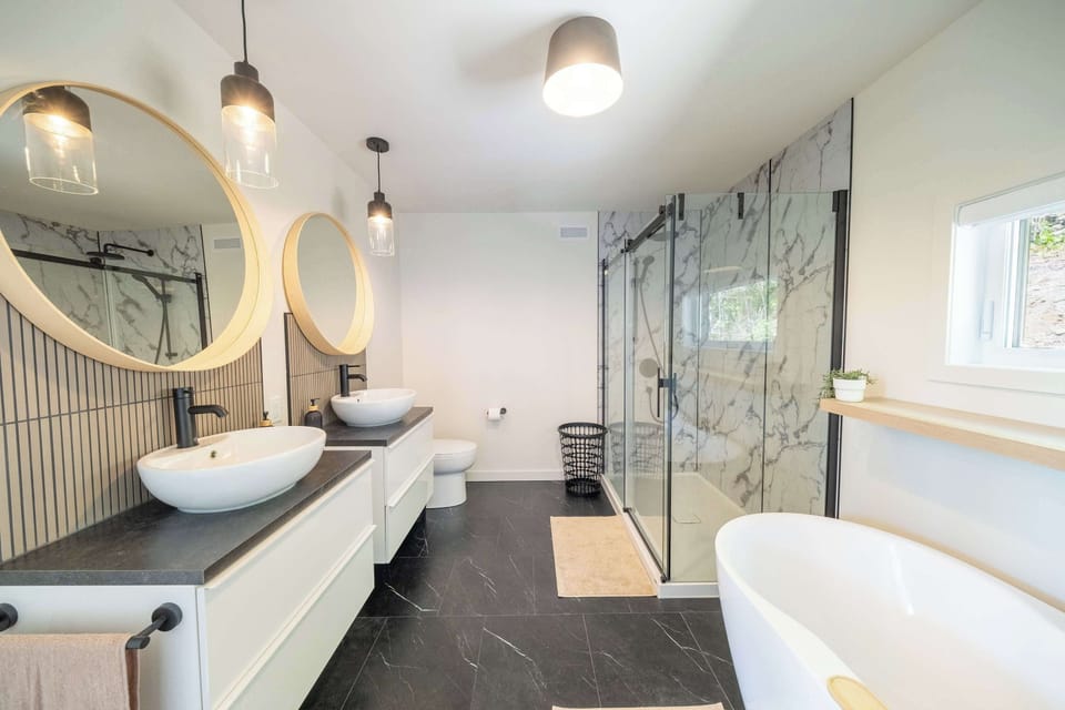 Salle de bain avec bain-douche