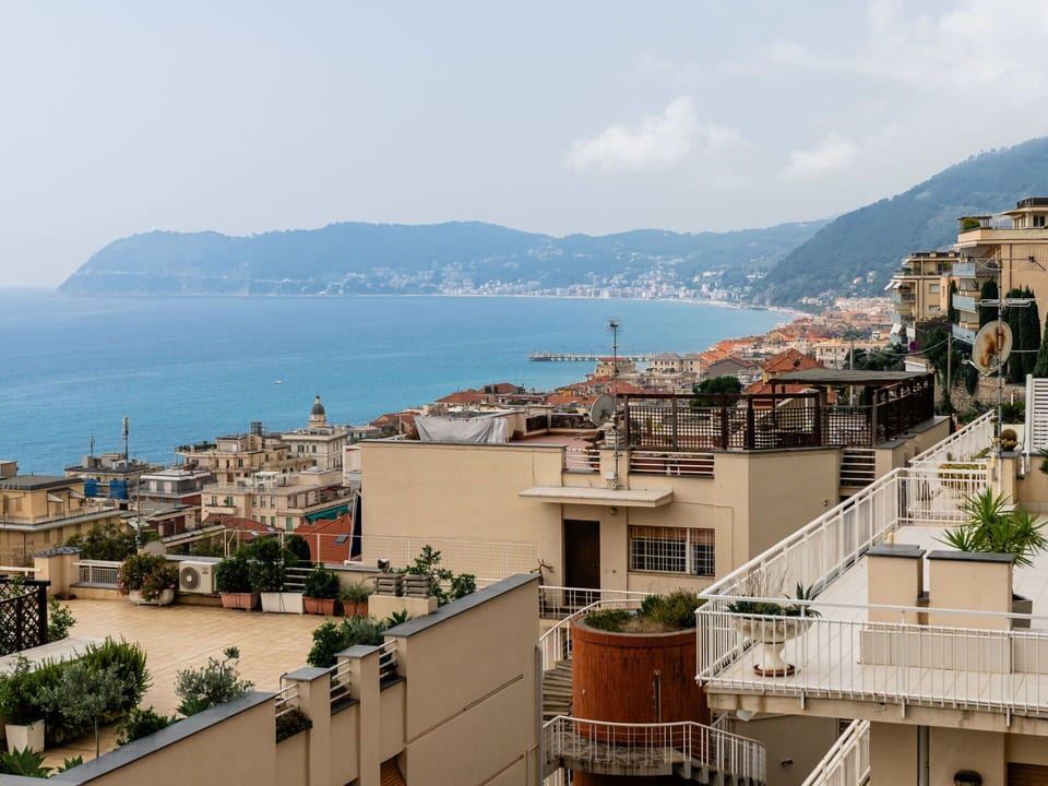 Residential Area, Urban Area, Town, Apartment, Sea, Neighbourhood, Balcony, Urban Design, Coastal And Oceanic Landforms, Coast