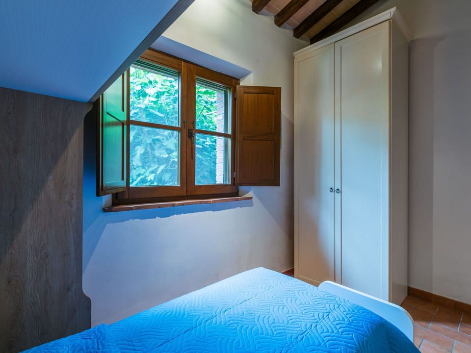 Wood, Interior Design, Bedroom, Flooring, Ceiling, Home, Floor, Room, Bed Sheet, Bed