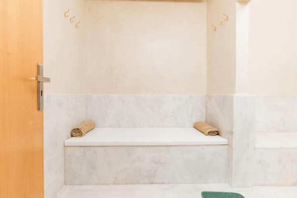 Deluxe Suite, Pool View | Bathroom | Free toiletries, hair dryer, bathrobes, slippers