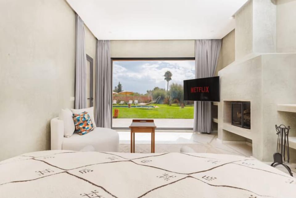 Deluxe Suite, Pool View | In-room safe, blackout drapes, free WiFi, bed sheets