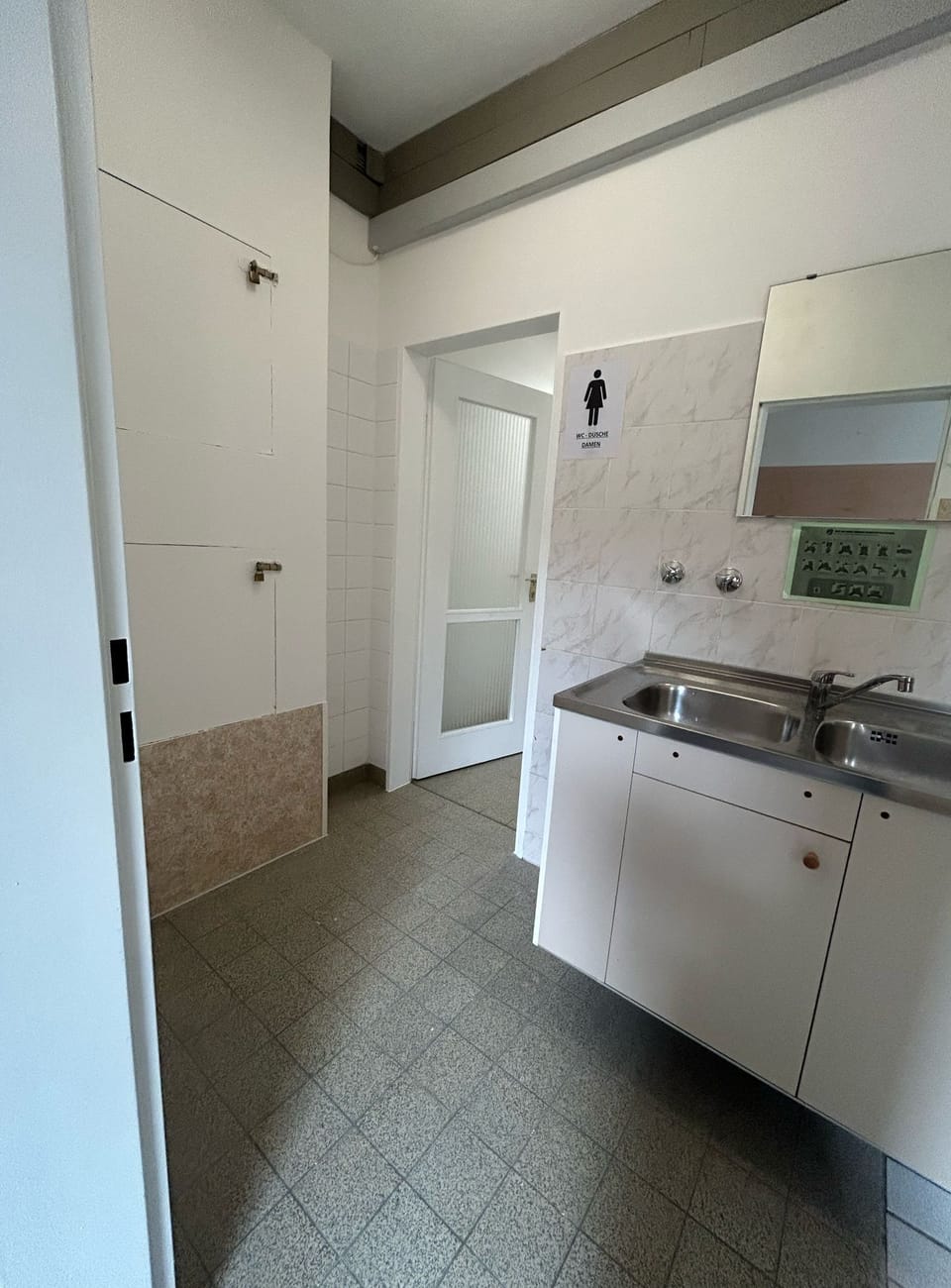 Twin Room | Shared bathroom